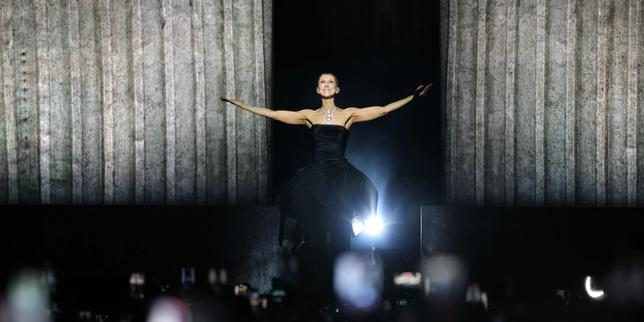 Céline Dion renaît sur scène, pour le premier des 26 concerts de sa résidence à Nanterre : « Je veux chanter pour vous,…