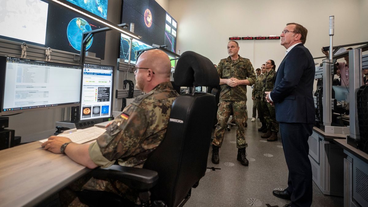 Boris Pistorius plant eigene Satelliten für die Bundeswehr