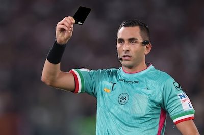 Naast geel en rood binnenkort ook zwarte kaart in het voetbal? Roemenië introduceert manier om “ongepast gedrag bij fan…