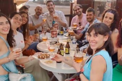 Gratis frikandel bij een Belgisch pintje: Nationale Cafédag bereikt zelfs het Spaanse Fuengirola