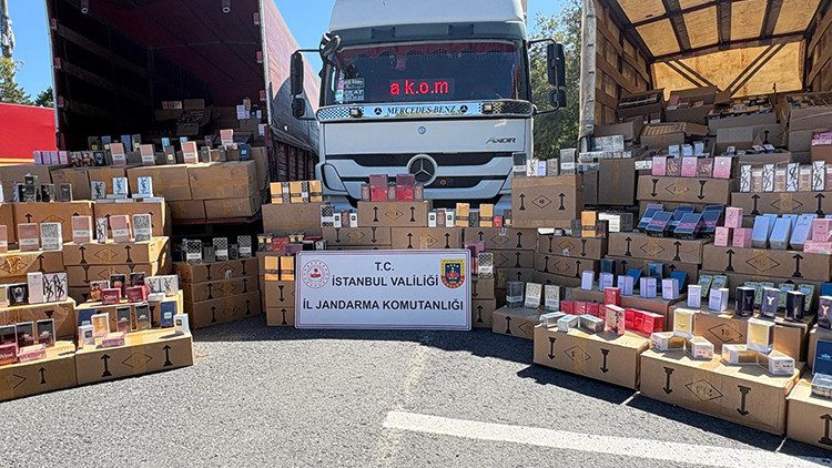 Orijinal gibi göstermek için karekod koymuşlar: Bağcılar'da 200 milyonluk sahte parfüm vurgunu