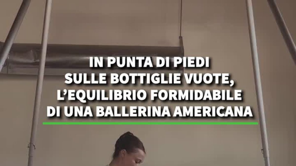 In punta di piedi sulle bottiglie vuote, l’equilibrio formidabile di una ballerina americana