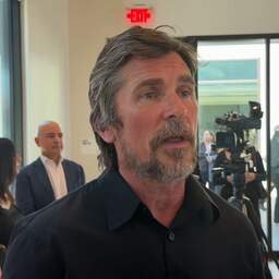 Video | Acteur Christian Bale opent dorp voor pleeggezinnen in Californië