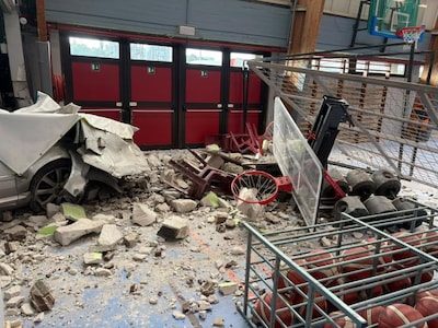 Auto rijdt opnieuw sporthal van Flémalle binnen, drie jaar na crash van OHL-speler Kiyine: beelden tonen ravage