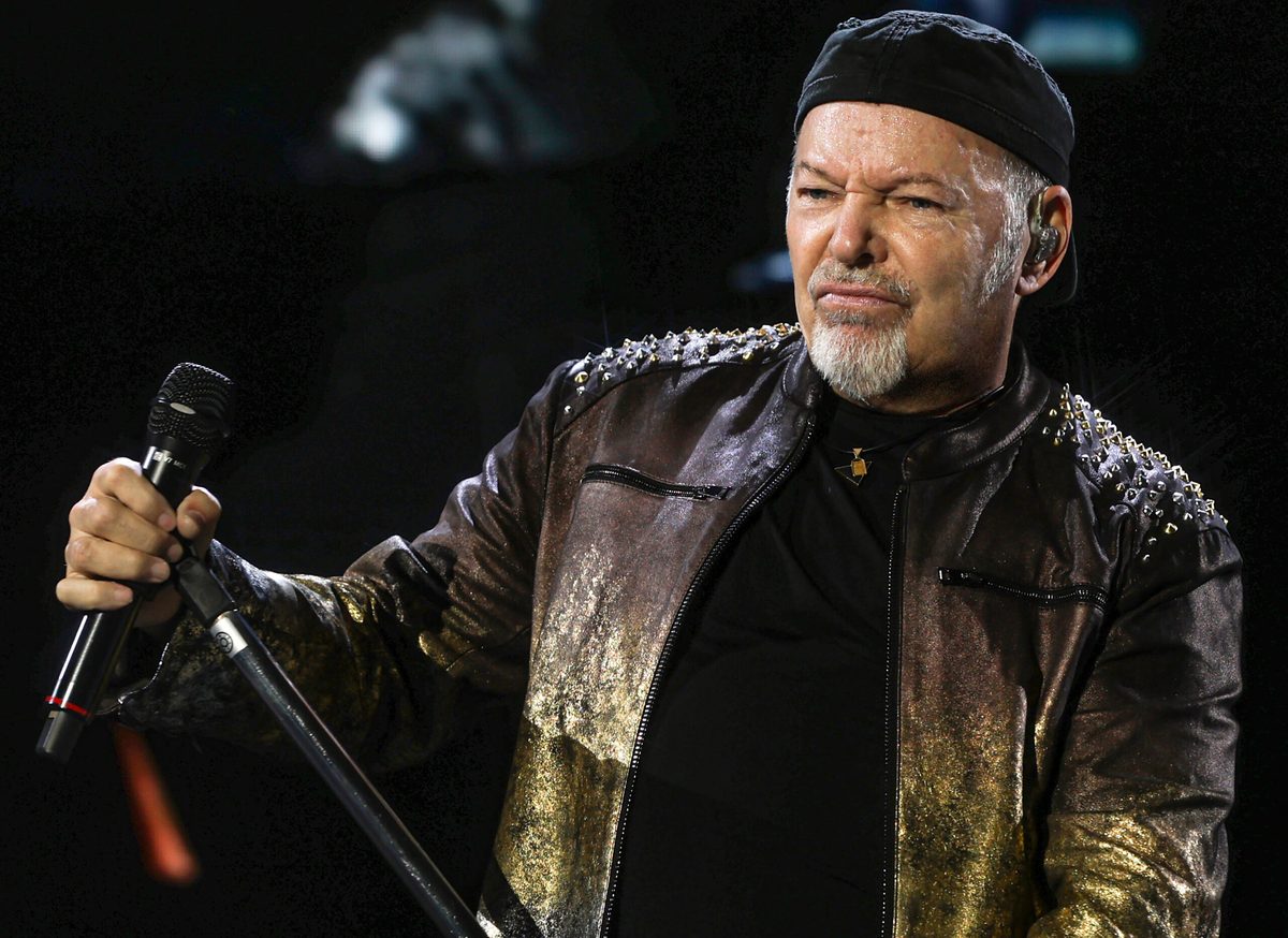 “Sto attento a non esprimere le paure che ho perché altrimenti gli altri se ne approfittano. Nelle canzoni non mi vergo…