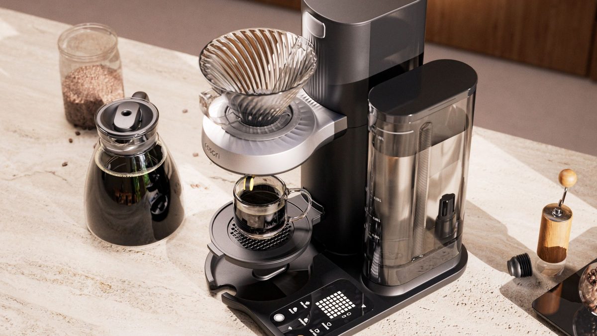 This new drip coffee maker mimics the movement of a skilled barista's hand, and uses AI to help you achieve a perfect b…