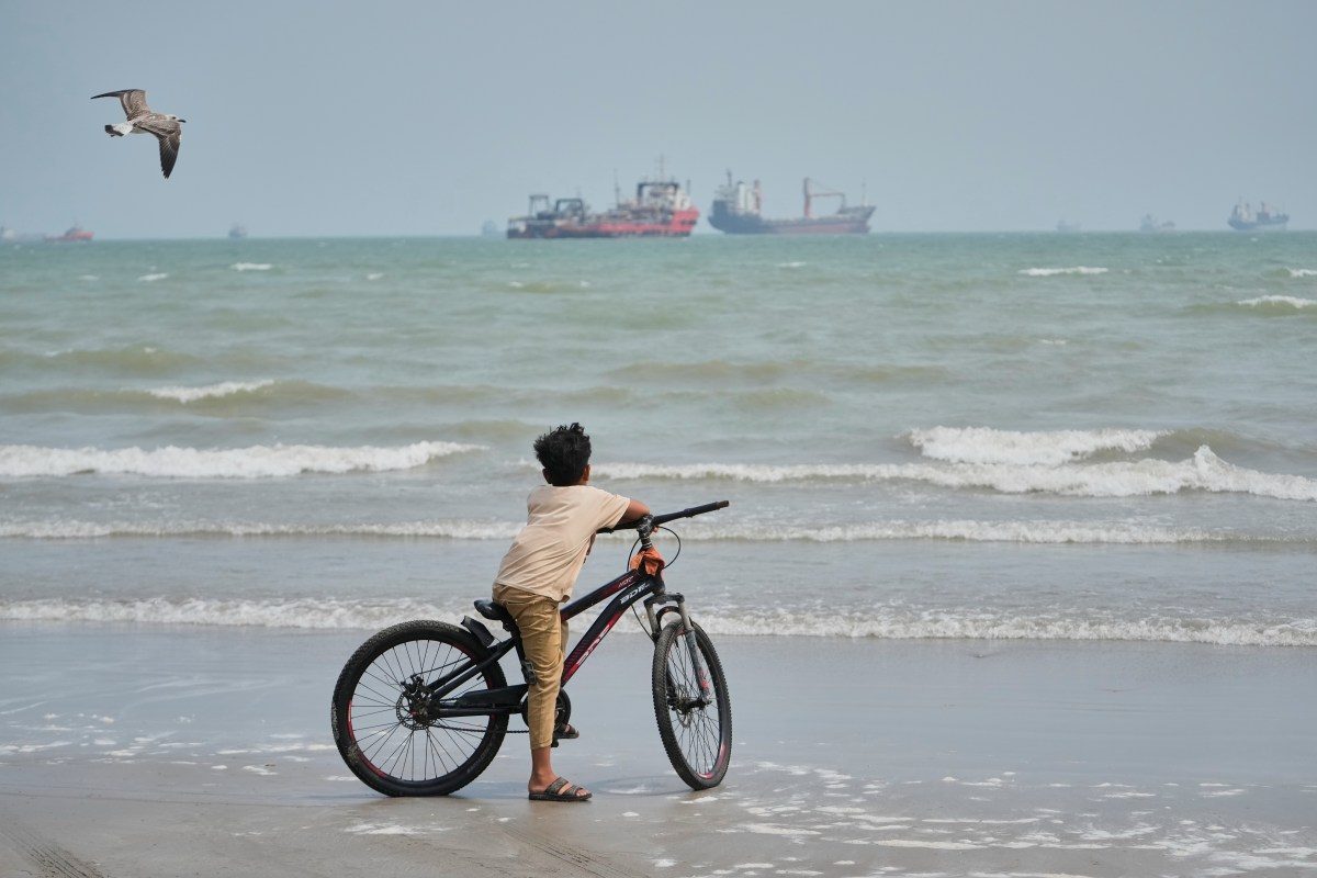 Iran Standoff Forces US to Redirect 100 Ships Through Oil Chokepoint