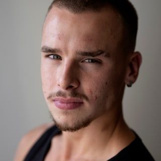 Mika betaalde 130 euro per maand om een ‘echte man’ te worden. ‘Het leek alsof iedereen gehersenspoeld was’