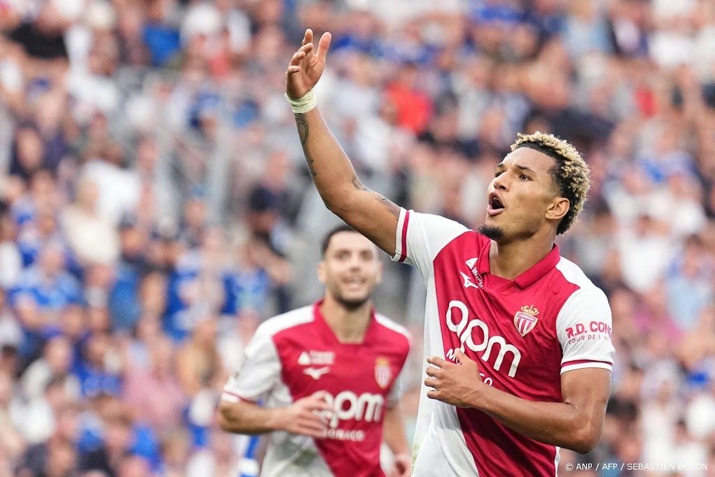Spits AS Monaco biedt excuses aan na maken moordgebaar naar fans