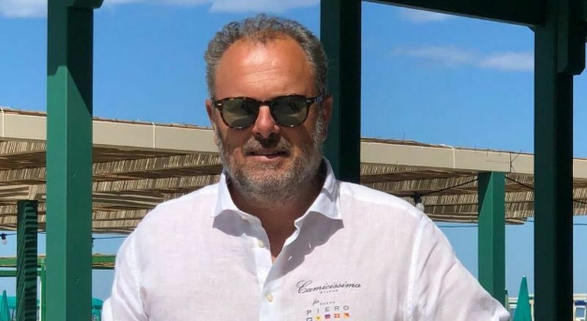 Roberto Santini, morto lo storico titolare del Bagno Piero a Forte dei Marmi: aveva 63 anni. Il malore improvviso, trov…