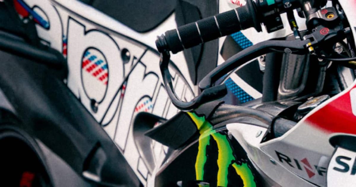 Aprilia, per il GP Misano livrea "Perla Bianca": omaggio a Vespa e Villeneuve. FOTO