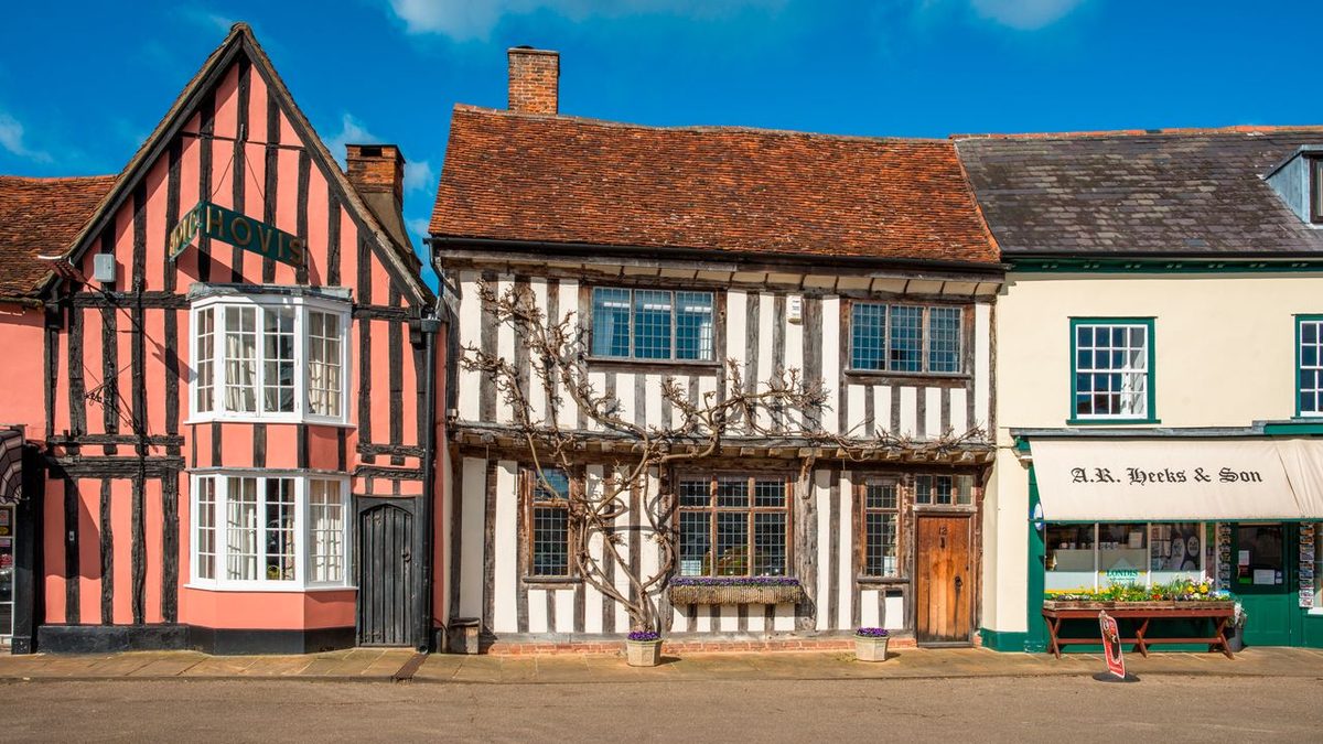 East Anglia, l’altra campagna inglese che incanta: tra case inclinate, villaggi sospesi nel tempo e coste incontaminate