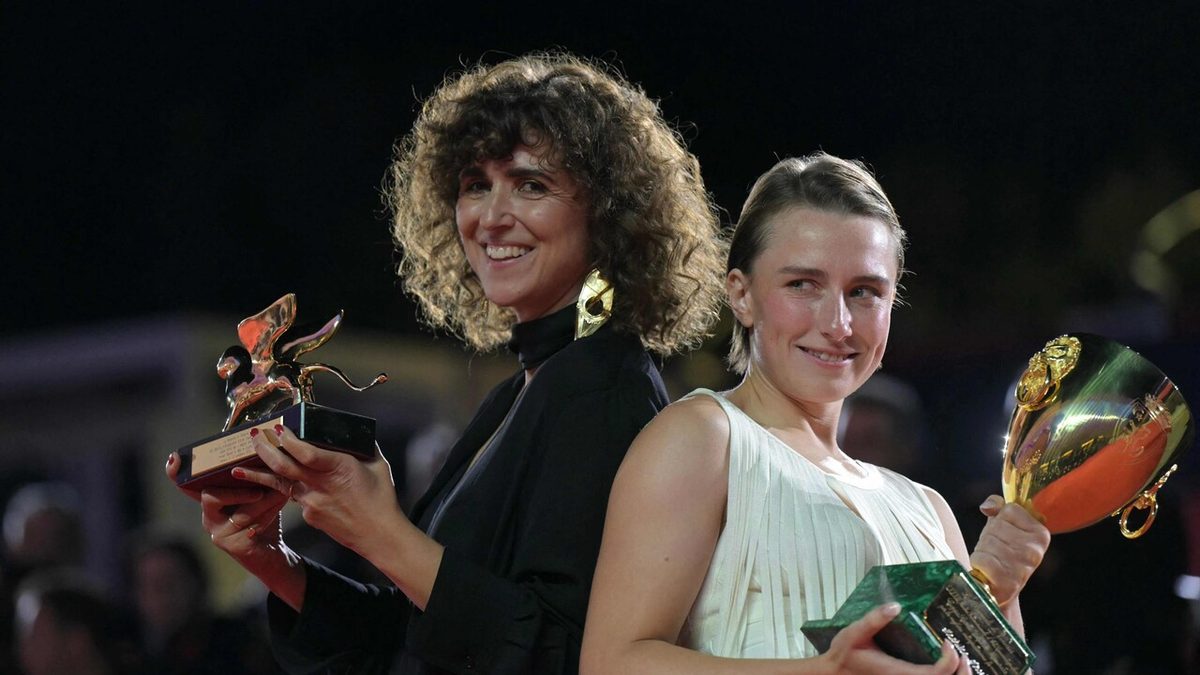 Mostra del cinema di Venezia, vince la regista May el-Toukhy, sul palco le guerre con Naza e Dau