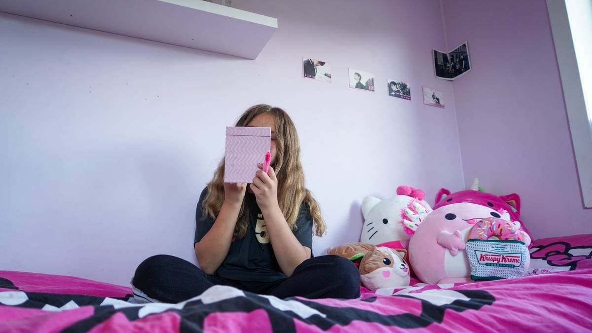 Slik snakker du med barnet om sminke
