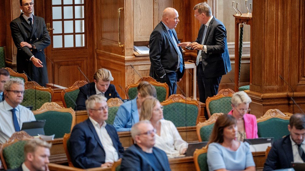 Da fem V-medlemmer stemte mod Troels Lund, kastede de deres parti ud i krise. Men ifølge Rasmus Jarlov bør flere gøre d…