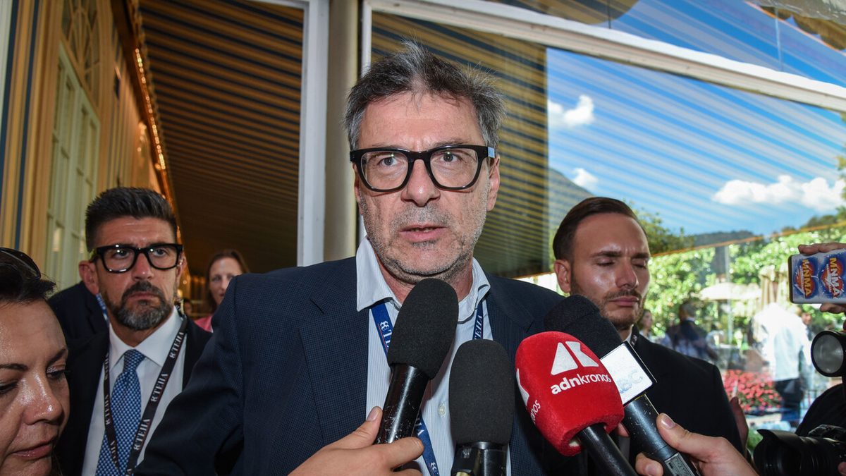 Giorgetti: 'Con l'aumento dei tassi è importante tenere sotto controllo il debito'