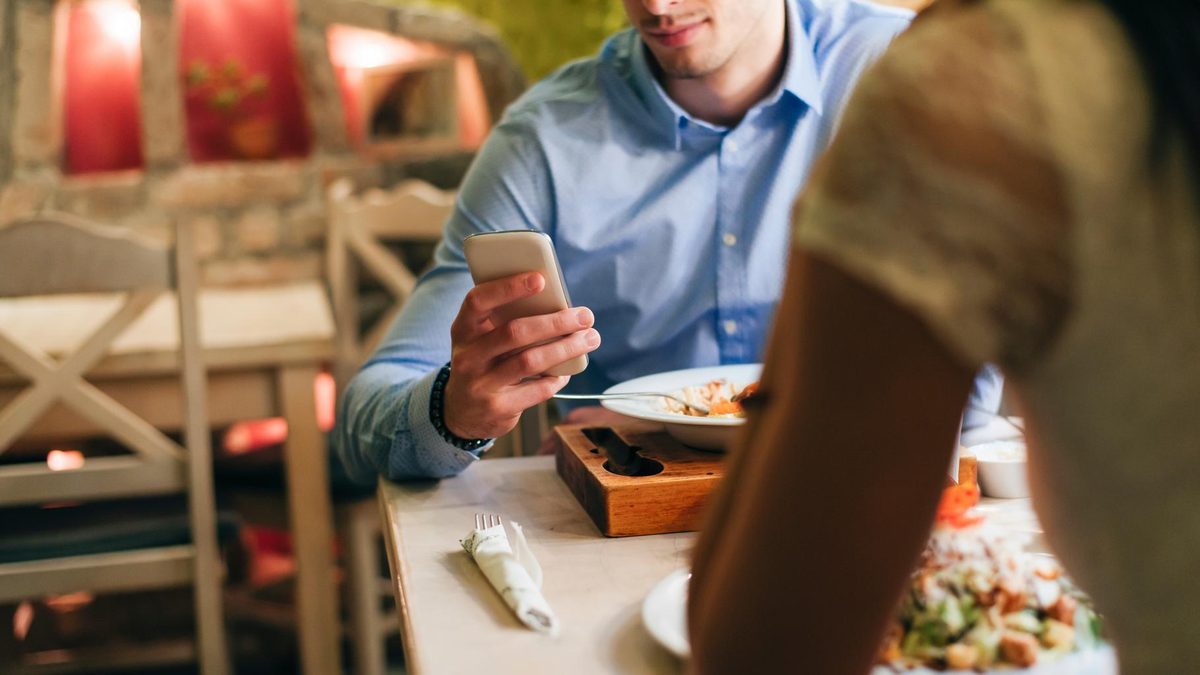 Le comportement à ne surtout pas avoir si votre partenaire ne mange pas à la même vitesse que vous