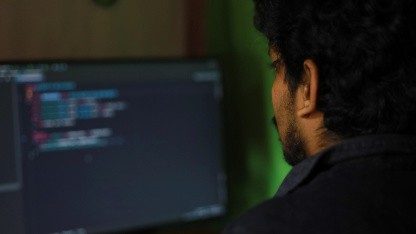 (g+) Vibecoding: Welche Fähigkeiten Entwickler im KI-Zeitalter bewahren müssen