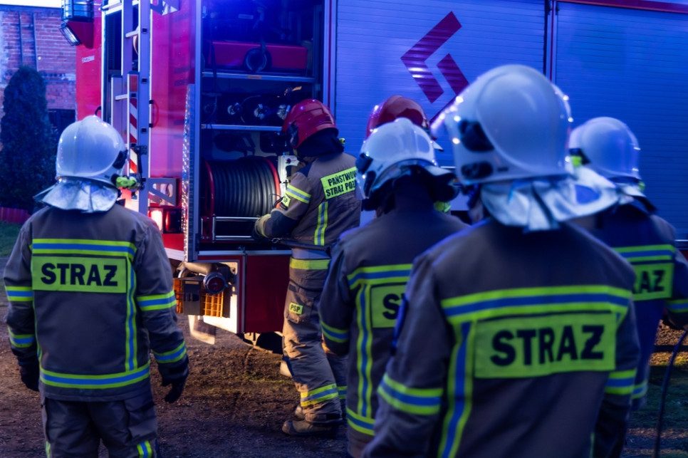 Nocny pożar strażackiej komendy. Służby ustalają przyczynę