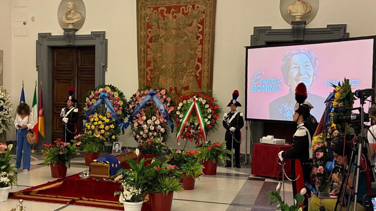 Emma Bonino, aperta la camera ardente: sul feretro la bandiera Ue