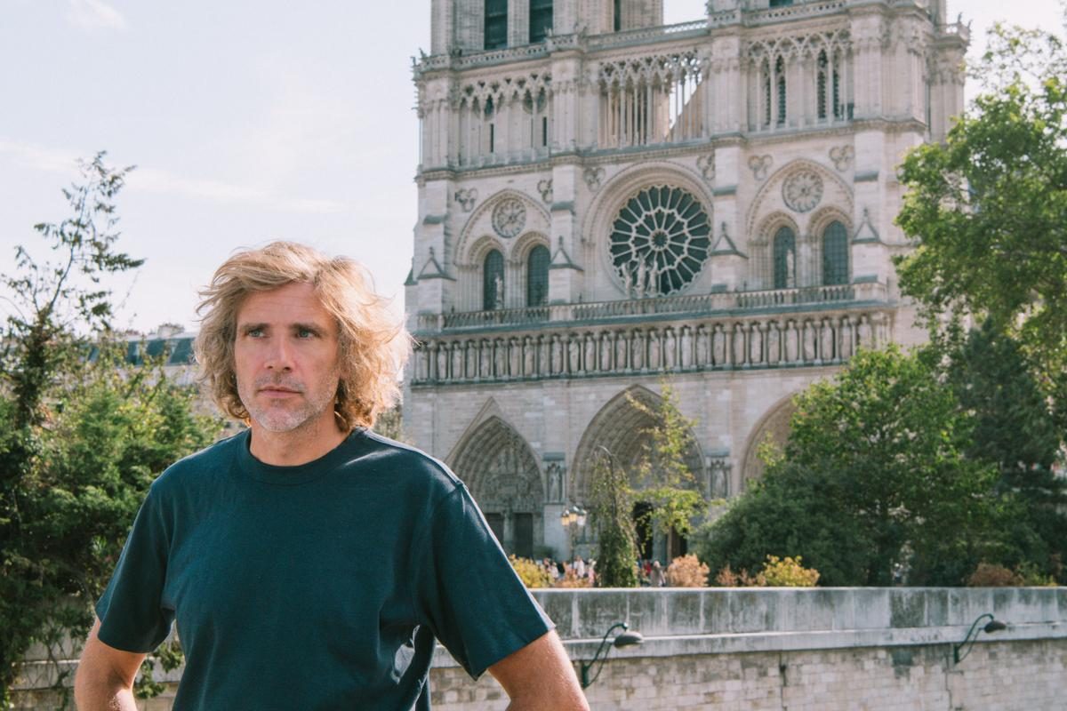 « Ce n’est plus la maison de Dieu, c’est le salon de l’artisanat » : on a visité Notre-Dame de Paris avec l’écrivain Au…