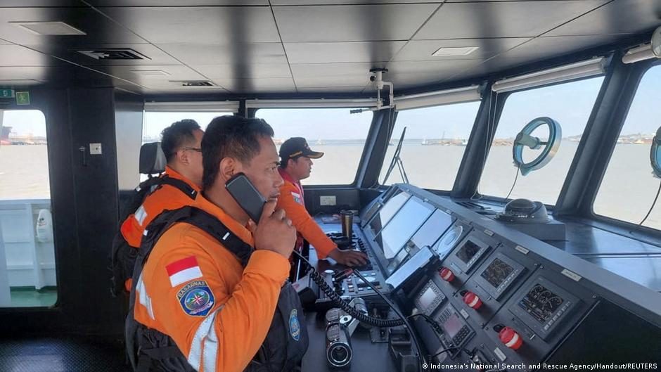 Indonesia rescuers search for 130 people after ferry sinks