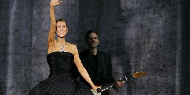 Céline Dion remonte sur scène en chantant « On ne change pas », après plus de six ans d’absence