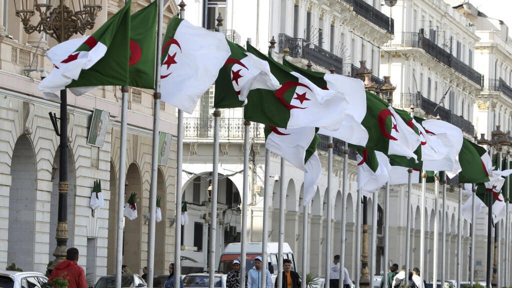 L'Algérie rompt ses relations diplomatiques avec les Émirats arabes unis