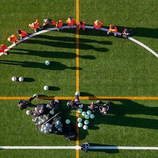 Van grensoverschrijdend gedrag tot witwassen: voetbalscholen opereren in een schimmige wereld. Hoe veilig zijn kinderen…