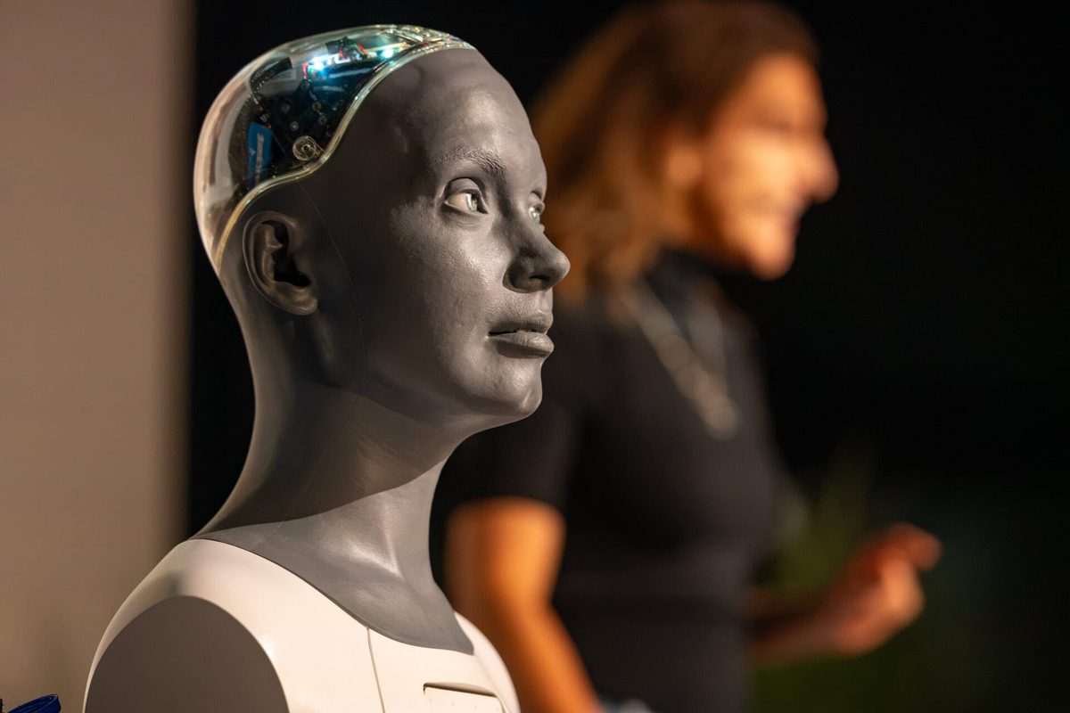 Bovenmenselijk contact: aliens, chatbots en hiphoppoëzie