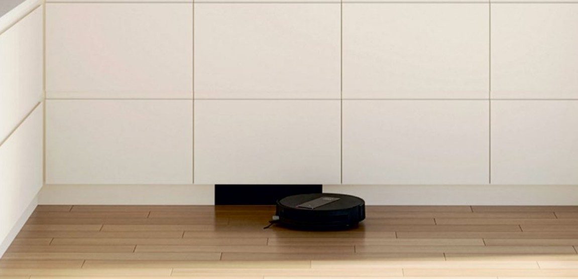Czyste podłogi bez zagracania salonu. Bosch i Ecovacs eliminują największą wadę robotów sprzątających