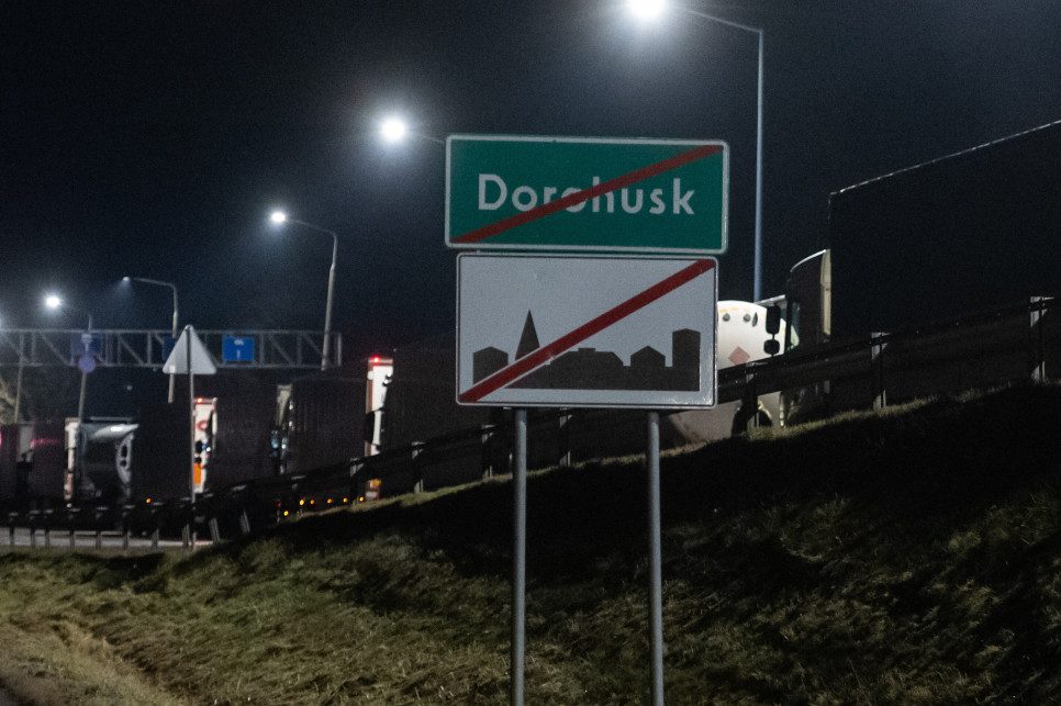 Dron uderzył w ciężarówkę „800 metrów” od polskiej granicy