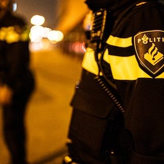 Auto belandt in water aan Oosterdokskade, bestuurder naar het ziekenhuis