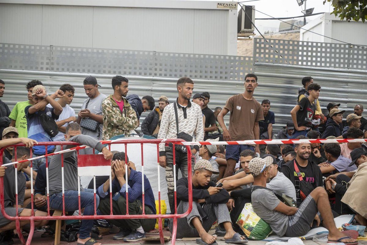 Más de 860 migrantes de Ceuta son ubicados en una nueva instalación temporal acondicionada