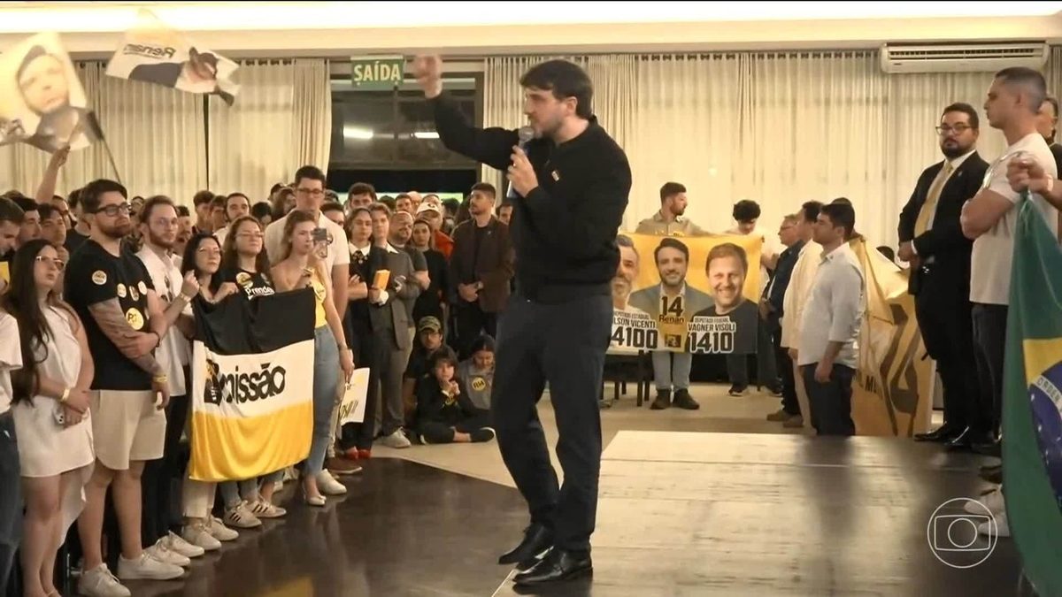 Renan Santos, candidato à Presidência pelo Missão, faz campanha em Santa Catarina