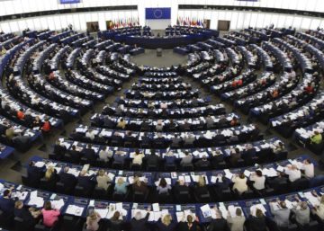 El Parlamento Europeo da luz verde al fin de la venta de coches de combustión en 2035