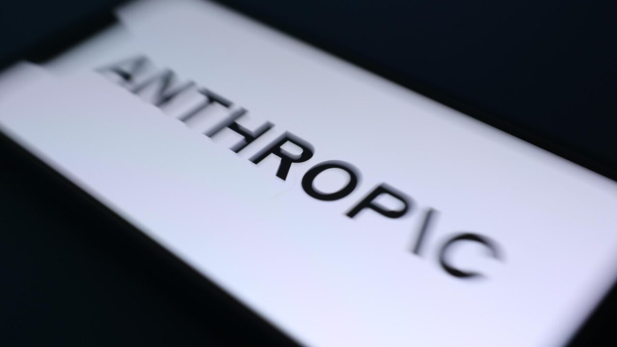 Anthropic: 'Senza misure di sicurezza l'IA potrebbe controllare Internet in 6-12 mesi'