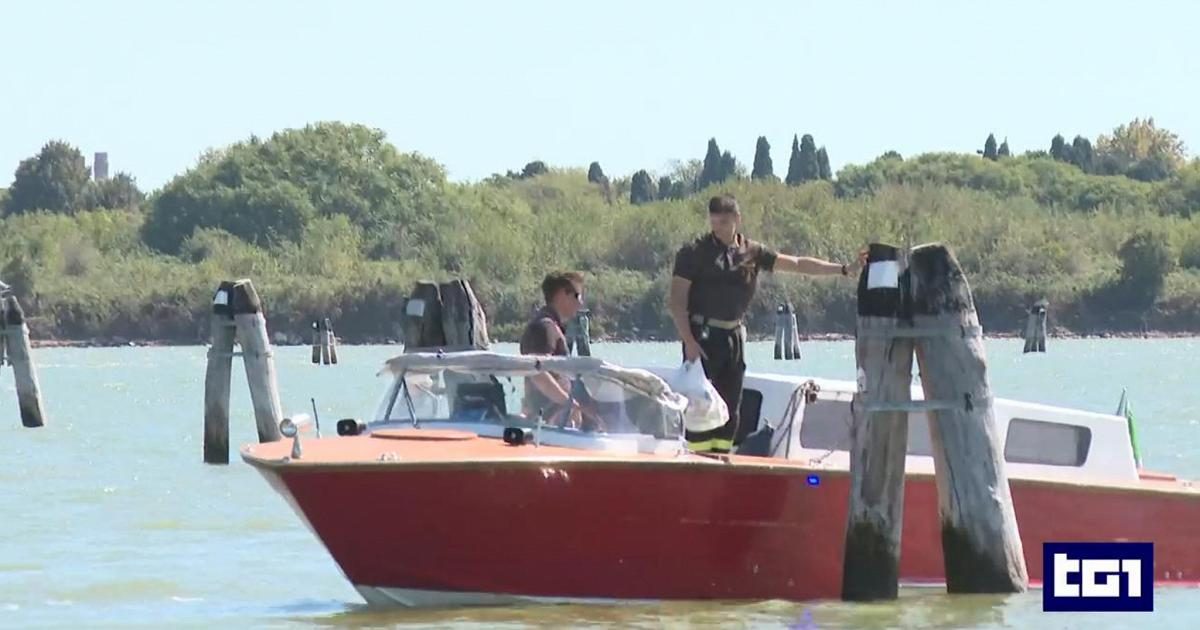 Scontro tra un taxi e un barchino in laguna a Venezia, riprese le ricerche della donna dispersa