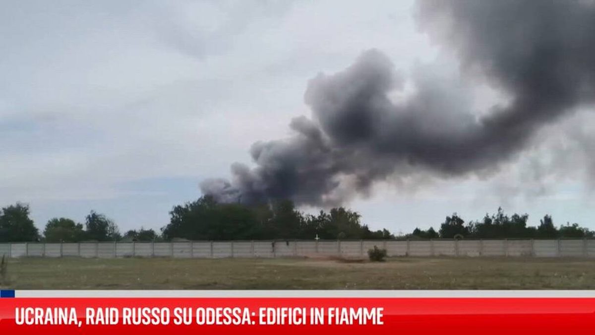 Ucraina, raid russo su Odessa: edifici in fiamme