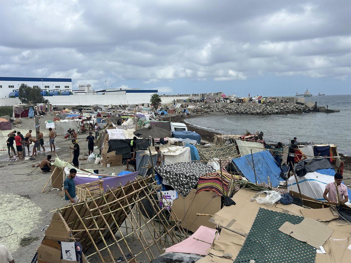 El Gobierno de Ceuta solicita el desalojo urgente del asentamiento levantado junto a la desalinizadora