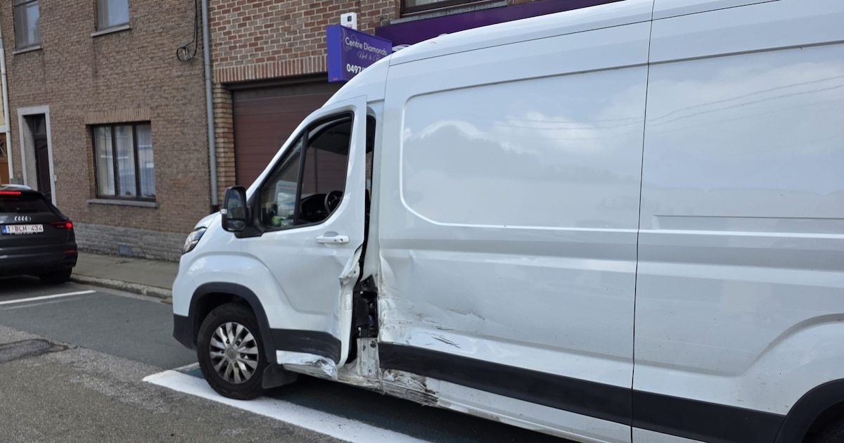 Collision sur l’avenue Eugène Mascaux à Marcinelle, ce jeudi en fin de matinée entre une camionnette et un véhicule