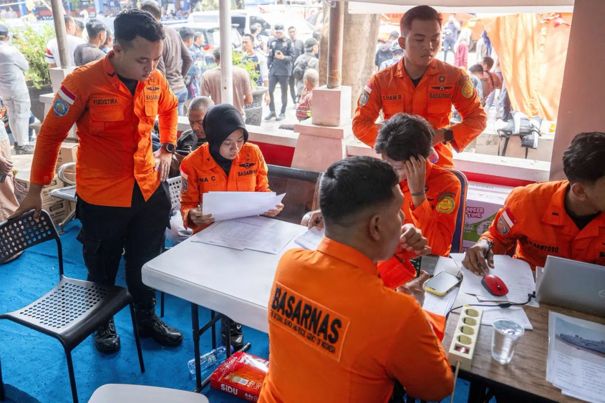 Reddere leder efter 140 personer fra sunket skib i Indonesien