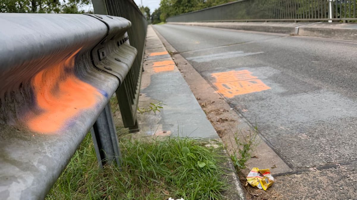 Hakenkreuze am Tatort entdeckt - Lkw auf Autobahn mit Molotowcocktail beschossen