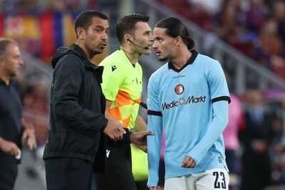 Giovanni van Bronckhorst houdt de boel scherp met bodylanguage-check: ‘Zit hij met een gezicht op onweer?’