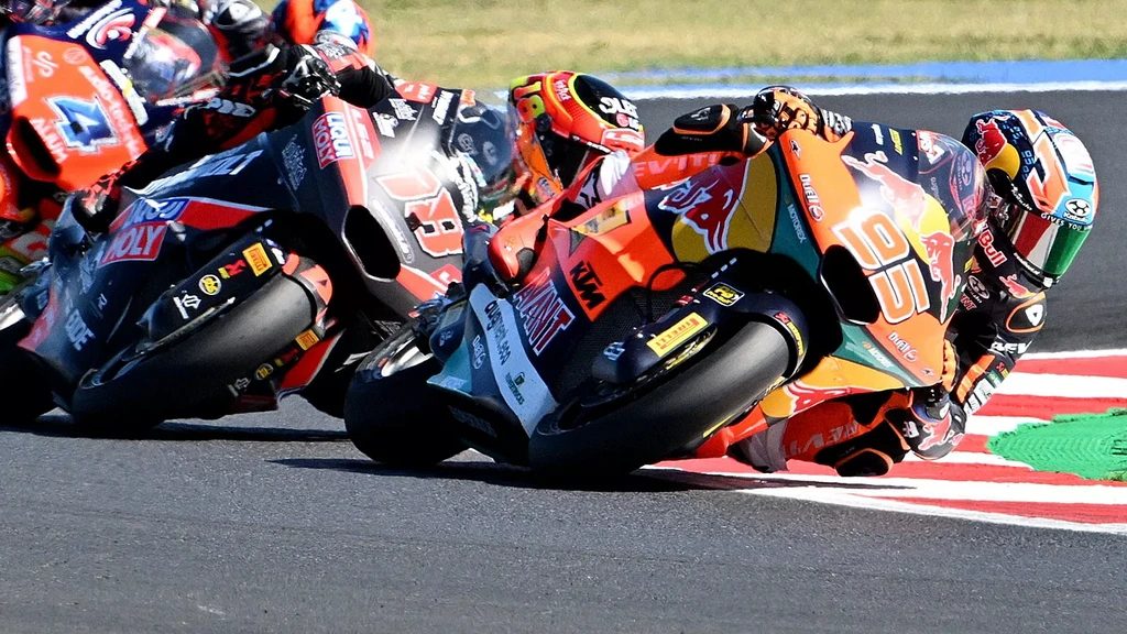 Motorcoureur Veijer tweede in Misano na crash koplopers in eerste bocht