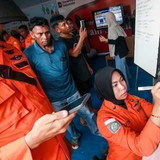 Indonesische veerboot kapseist en verdwijnt van radar: 6 doden, 140 vermisten en 102 mensen gered