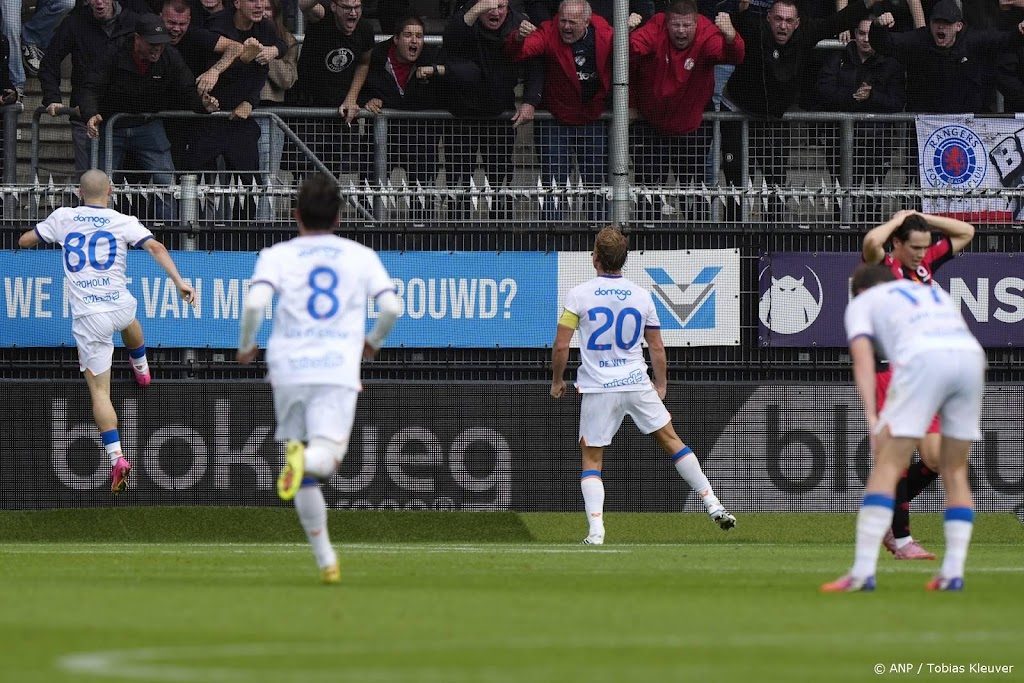 De Wit bezorgt FC Utrecht in slotfase eerste zege dit seizoen