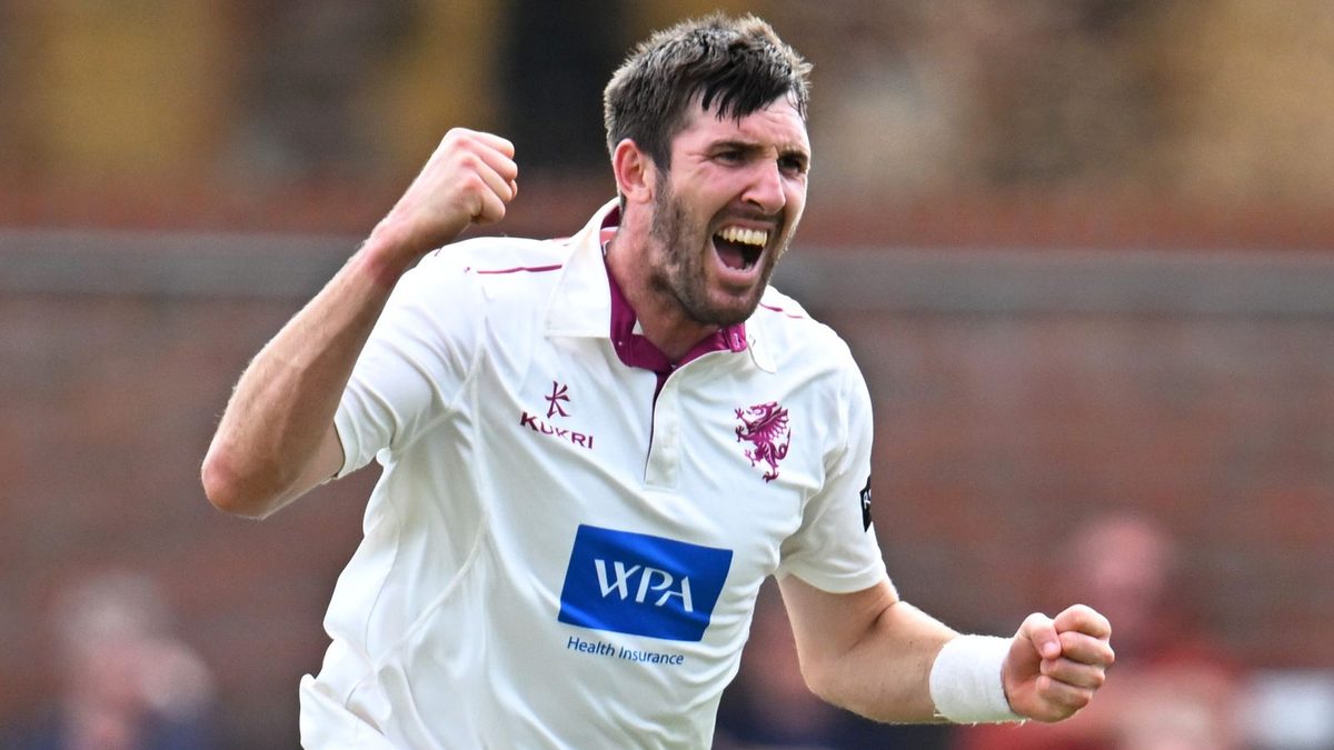 Overton, Leach help Somerset remain top with crushing win at Leicestershire
