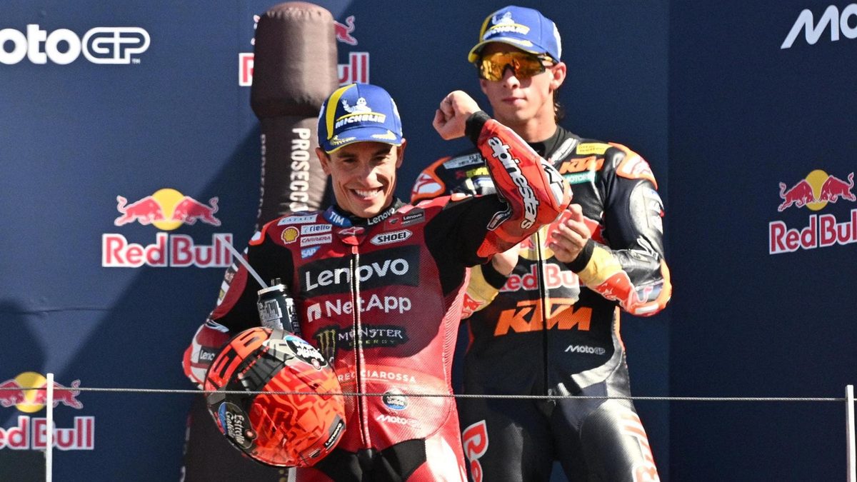 Marc Marquez vince a Misano (che lo applaude), è in testa al Mondiale. Disastro Bezzecchi
