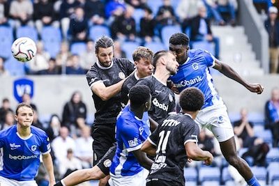 LIVE. Daar is de gelijkmaker: Rafiu Durosinmi kopt vroeg in de tweede helft 1-1 tegen de touwen